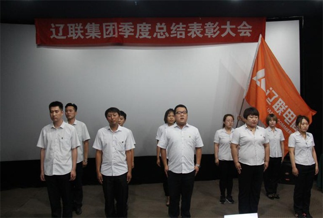 “充斥青春的高慢，为妄想奋力前杏妆